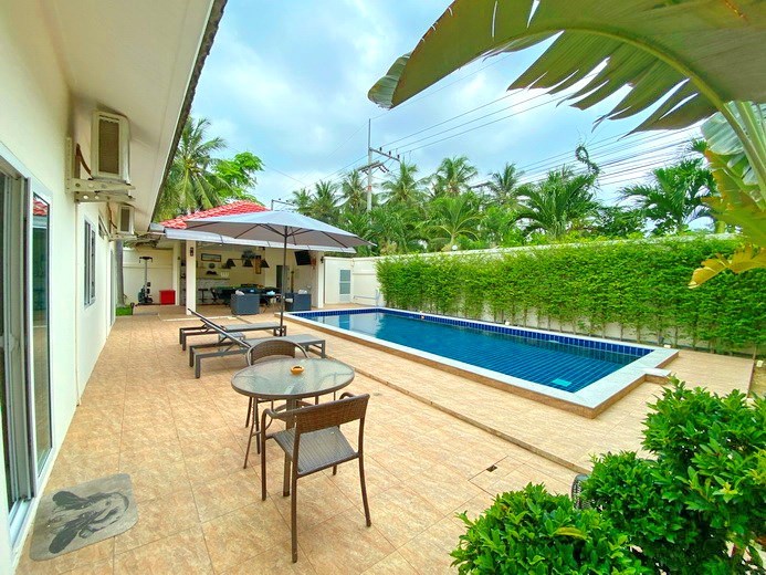 House for rent Mabprachan Pattaya showing the terrace and pool 