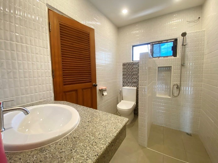 House for rent Mabprachan Pattaya showing the second bathroom 