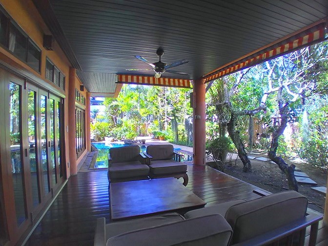 House for rent Na Jomtien showing the covered terrace 