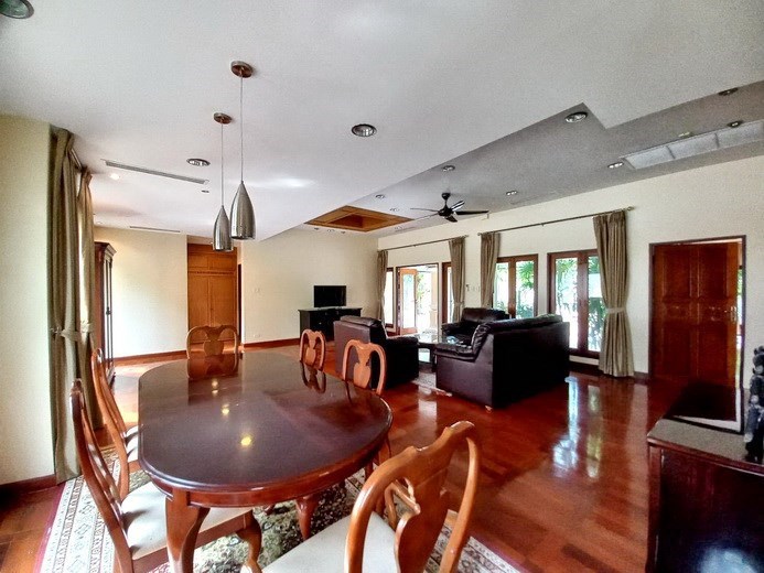 House for rent Na Jomtien showing the dining and living areas 
