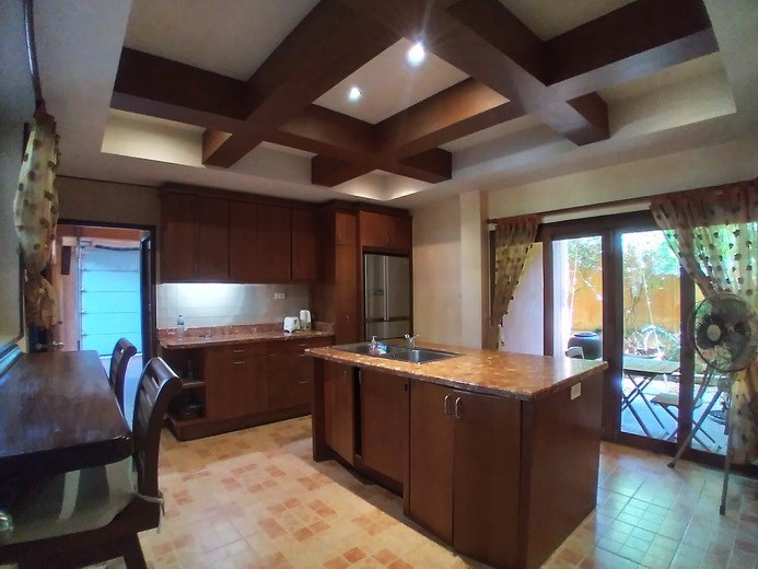 House for rent Na Jomtien showing the kitchen 