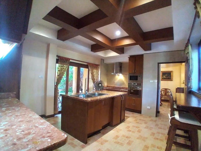 House for rent Na Jomtien showing the kitchen and breakfast bar  