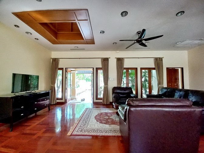 House for rent Na Jomtien showing the living area 