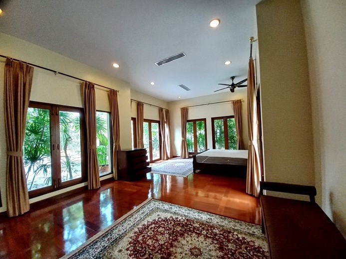 House for rent Na Jomtien showing the master bedroom 