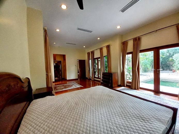 House for rent Na Jomtien showing the master bedroom suite 