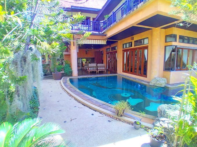 House for rent Na Jomtien showing the pool and terrace 