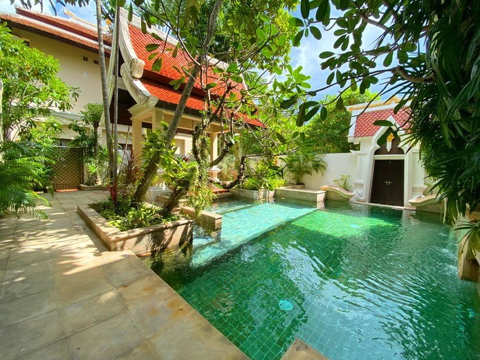 House for rent Na Jomtien showing the pool and garden  