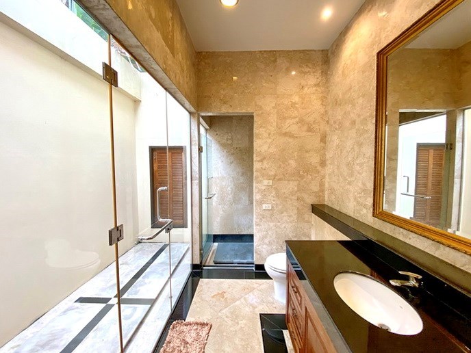 House for rent Na Jomtien showing the second master bathroom 