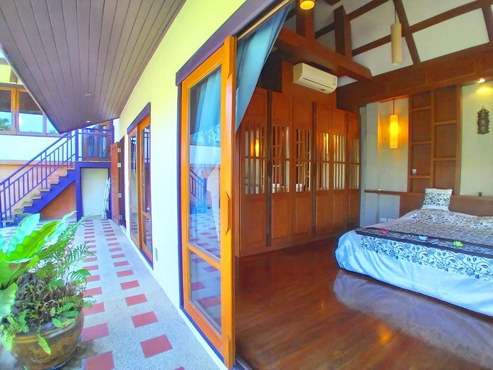 House for rent Na Jomtien showing the second master bedroom and balcony 