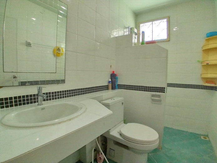 House for Rent East Pattaya showing the master bathroom 