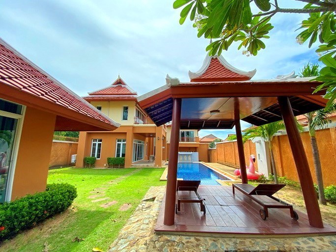House for rent East Pattaya showing the sala and terrace 