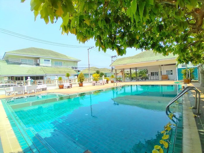 House for rent North Pattaya showing the communal pool 