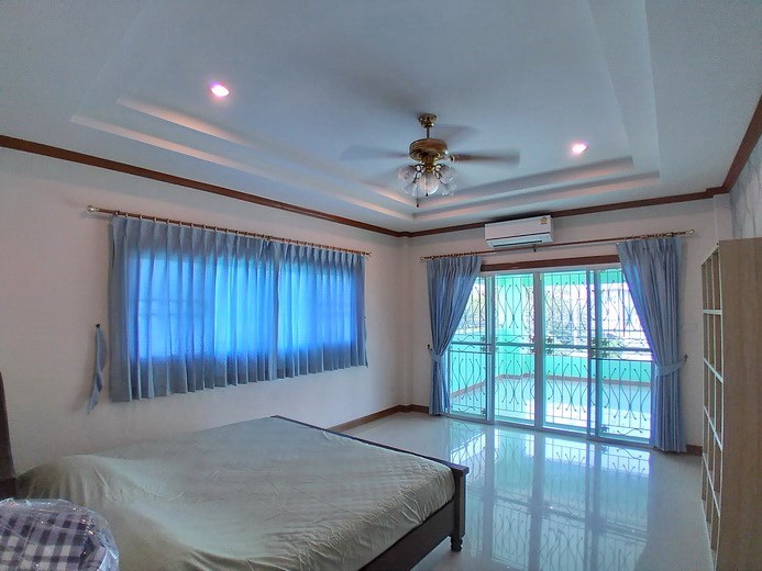 House for rent North Pattaya showing the fifth bedroom and balcony 