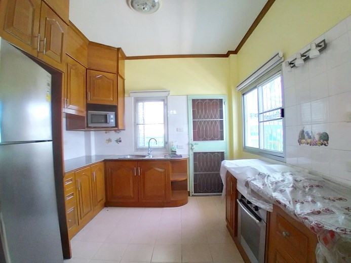 House for rent North Pattaya showing the kitchen 