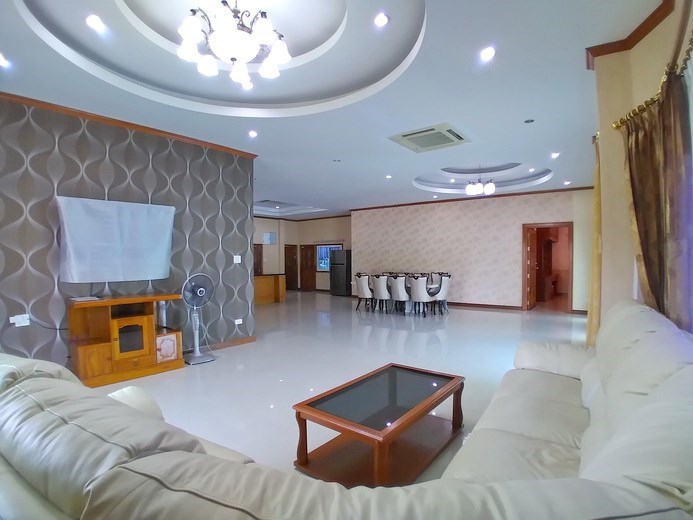 House for rent North Pattaya showing the living and dining areas House for rent North Pattaya showing the living and dining areas