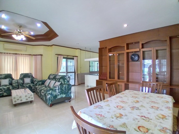House for rent North Pattaya showing the living, dining and kitchen areas House for rent North Pattaya showing the living, dining and kitchen areas