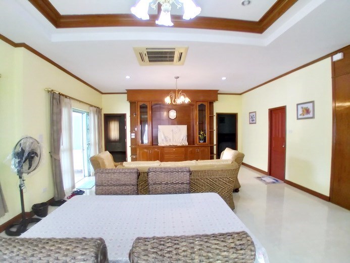 House for rent North Pattaya showing the living room 