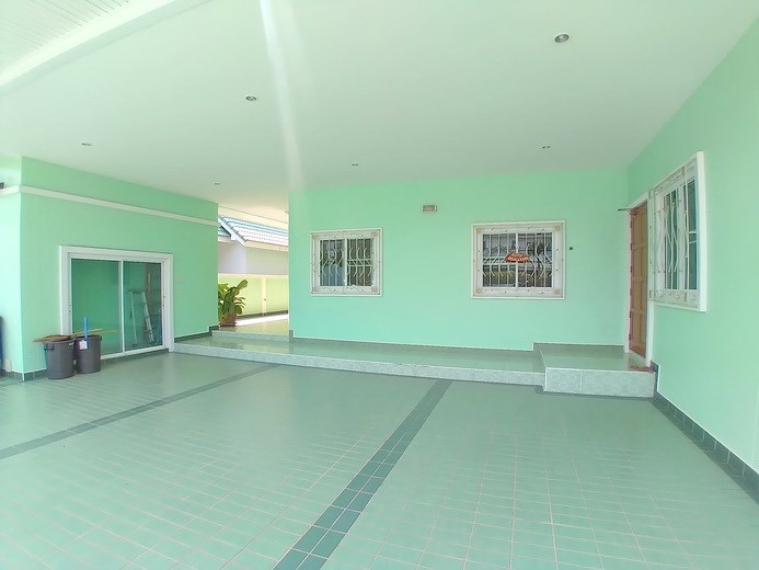 House for rent North Pattaya showing the maid quarters and outside storeroom House for rent North Pattaya showing the maid quarters and outside storeroom