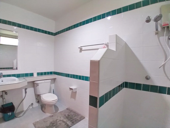 House for rent North Pattaya showing the master bathroom House for rent North Pattaya showing the master bathroom