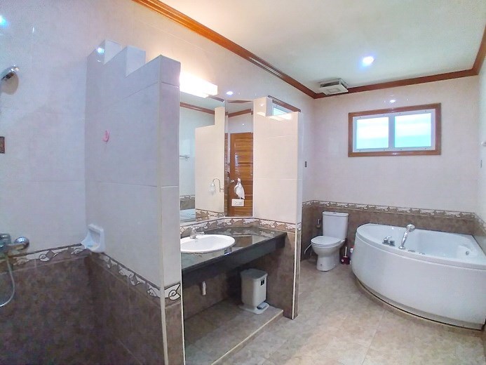 House for rent North Pattaya showing the master bathroom House for rent North Pattaya showing the master bathroom