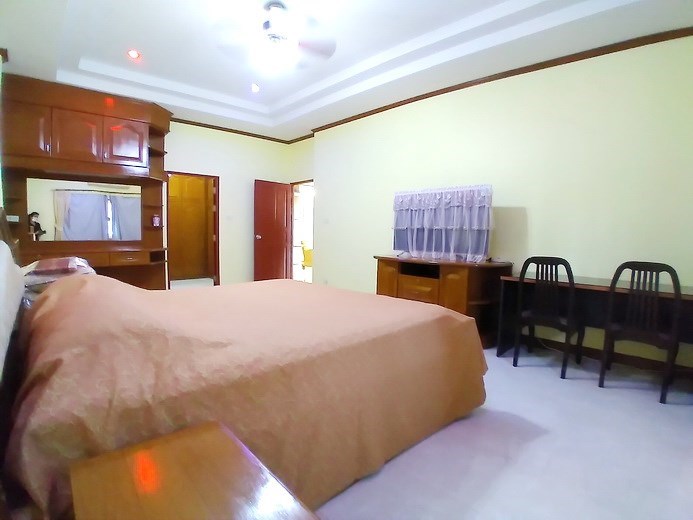 House for rent North Pattaya showing the master bedroom