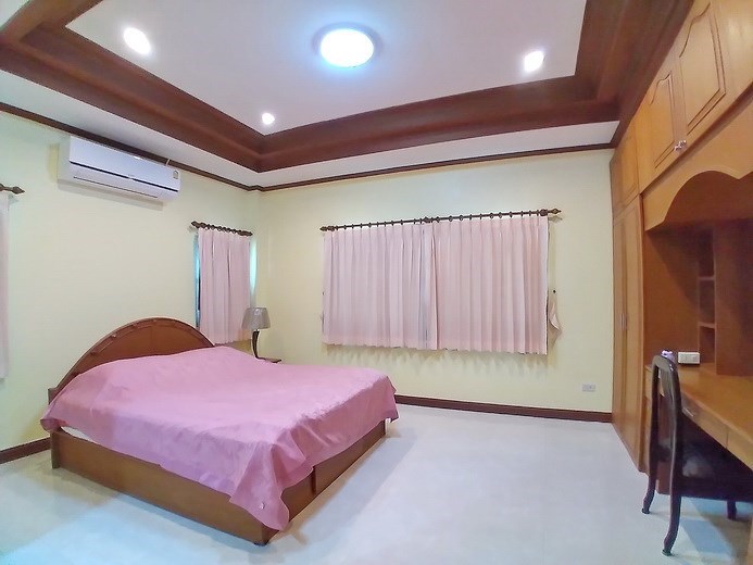 House for rent North Pattaya showing the master bedroom with wardrobes House for rent North Pattaya showing the master bedroom with wardrobes