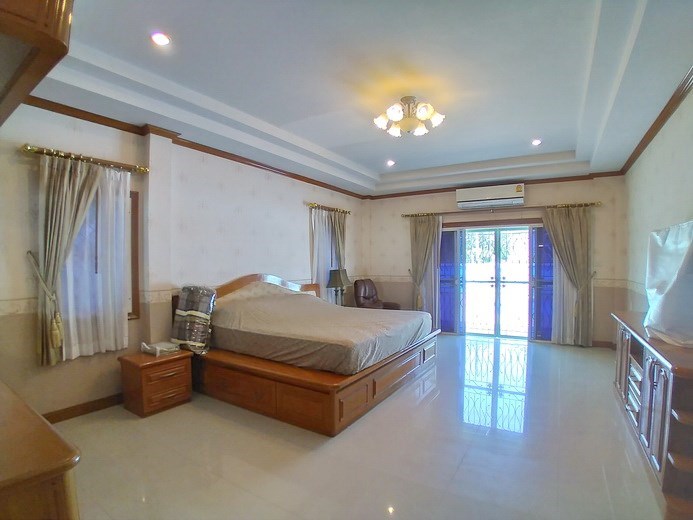 House for rent North Pattaya showing the master bedroom with pool view 