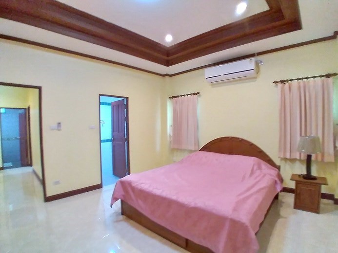House for rent North Pattaya showing the master bedroom suite House for rent North Pattaya showing the master bedroom suite