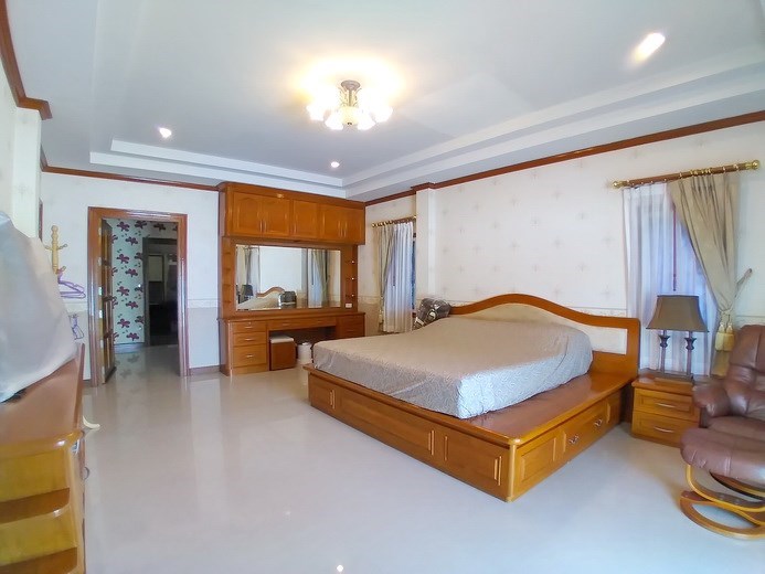 House for rent North Pattaya showing the master bedroom suite 