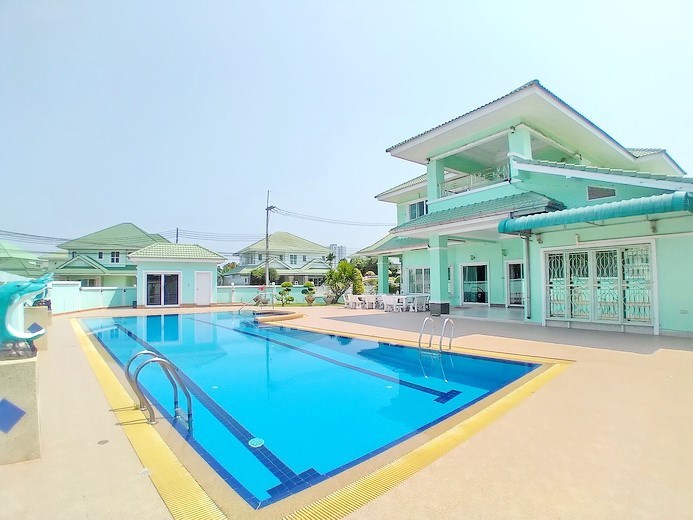 House for rent North Pattaya showing the terrace and pool 