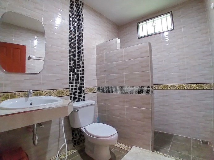House for rent North Pattaya showing the second bathroom 
