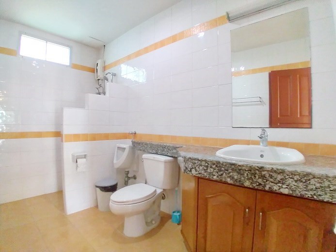 House for rent North Pattaya showing the second bathroom 