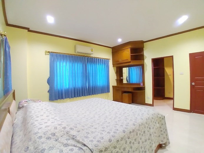 House for rent North Pattaya showing the second bedroom with walk-in wardrobes 