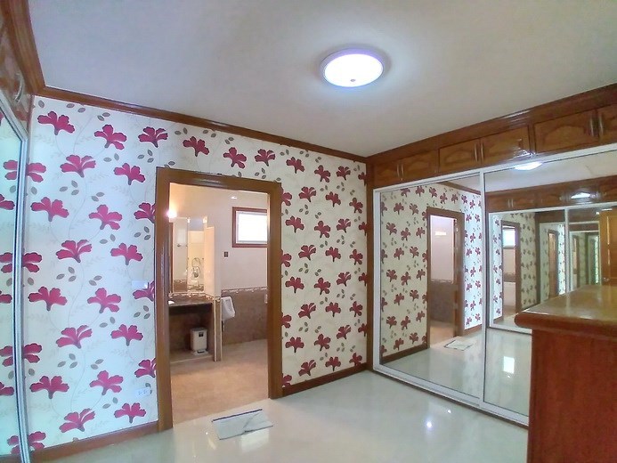 House for rent North Pattaya showing the House for rent North Pattaya showing the walk-in wardrobes House for rent North Pattaya showing the House for rent North Pattaya showing the walk-in wardrobes