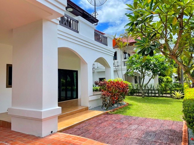 House for rent Pattaya Ban Amphur showing the garden 