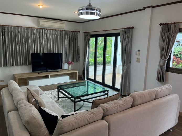 House for rent Pattaya Ban Amphur showing the living area and entrance 