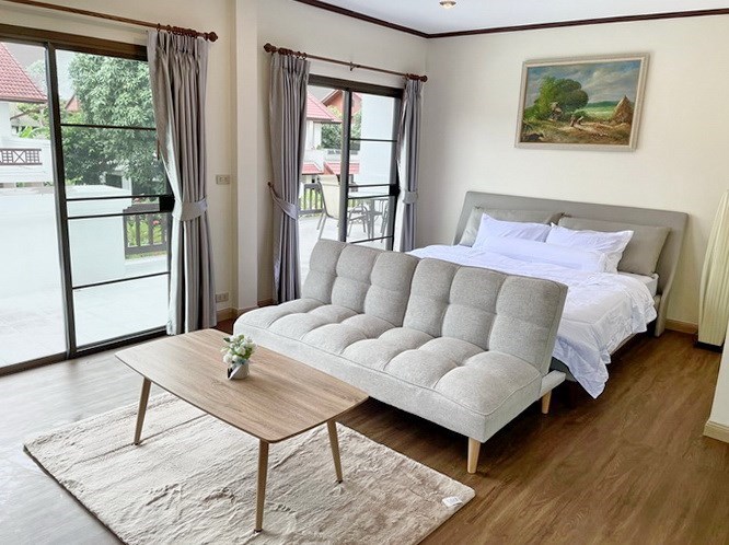 House for rent Pattaya Ban Amphur showing the master bedroom and balcony House for rent Pattaya Ban Amphur showing the master bedroom and balcony