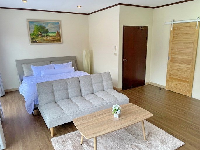 House for rent Pattaya Ban Amphur showing the master bedroom suite House for rent Pattaya Ban Amphur showing the master bedroom suite