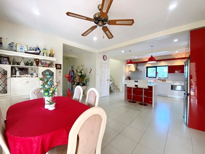 House for rent Pattaya Mabprachan showing the dining and kitchen areas 