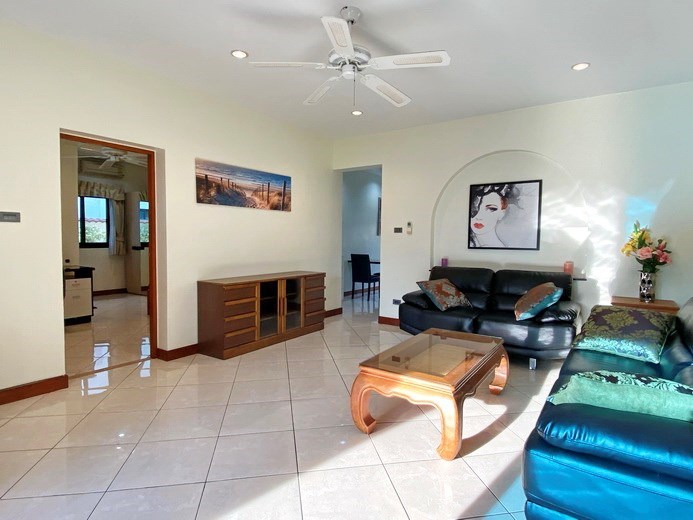 House for rent Pattaya Mabprachan showing the living area 
