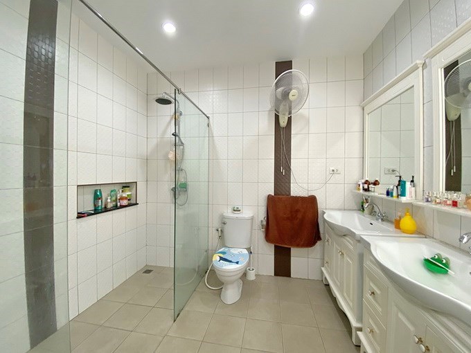 House for rent Pattaya Mabprachan showing the master bathroom 