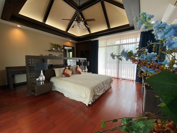 House for rent Pattaya Mabprachan showing the master bedroom 