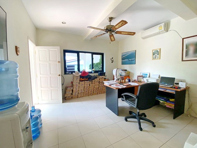 House for rent Pattaya Mabprachan showing the office 