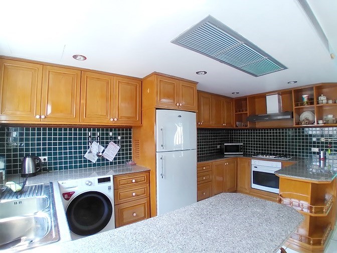 House for rent Pattaya Pong showing the kitchen 