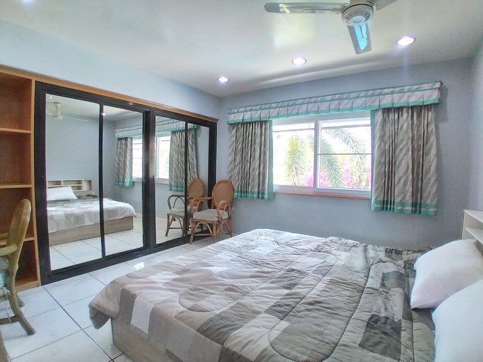 House for rent Pattaya Pong showing the master bedroom 