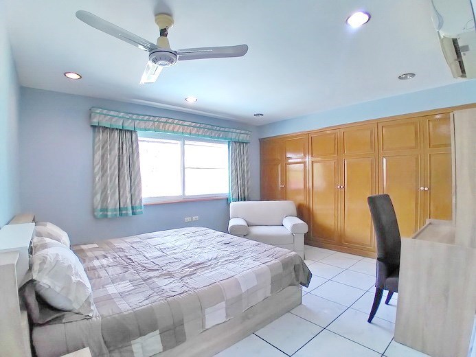 House for rent Pattaya Pong showing the third bedroom with wardrobes 