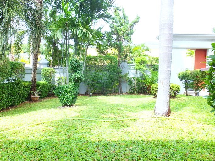 House for rent Pattaya at Siam Royal View showing the garden