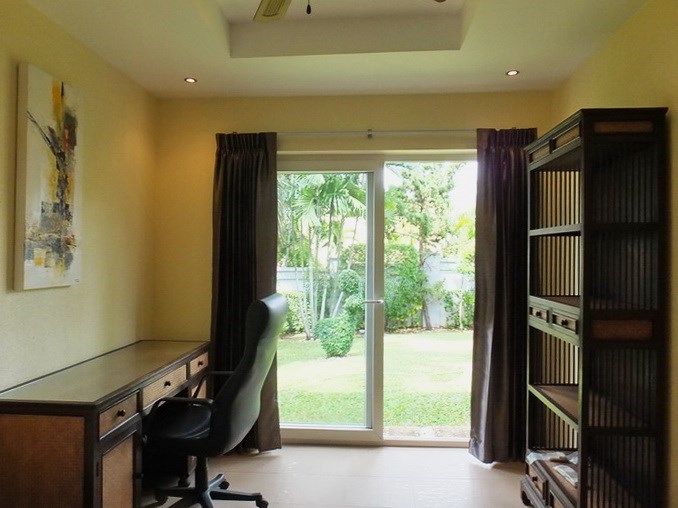 House for rent Pattaya at Siam Royal View showing the third bedroom with office area 