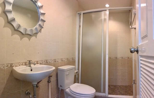 House For Rent Pattaya showing the bathroom House For Rent Pattaya showing the bathroom