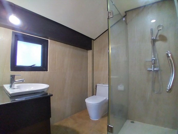 House for rent Pattaya showing a bathroom 